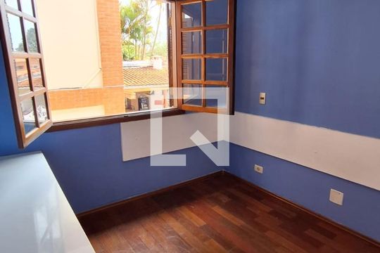 Casa para alugar com 3 quartos, 200m² em Rio Cotia, Cotia