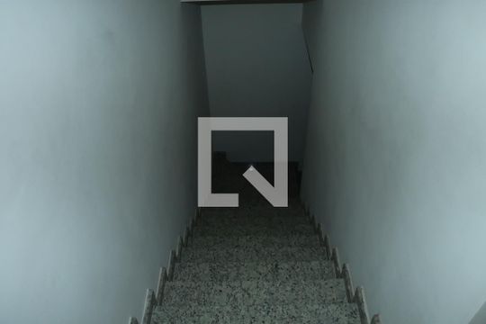 Escada de casa de condomínio para alugar com 3 quartos, 202m² em Jardim Rebelato, Cotia