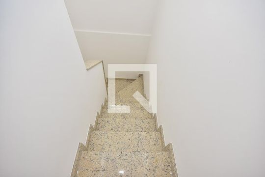 Escada de casa para alugar com 3 quartos, 250m² em Parque Monte Alegre, Taboão da Serra