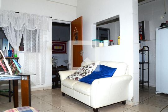 Sala de casa para alugar com 1 quarto, 70m² em Belmonte, Belo Horizonte