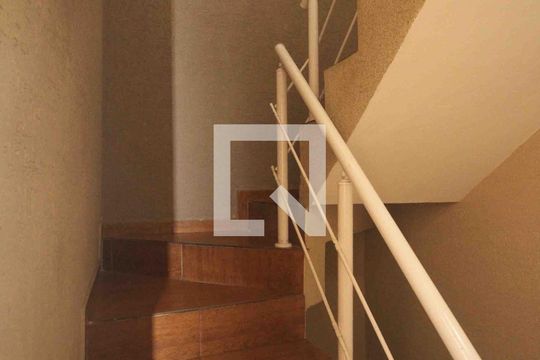 Escada de casa à venda com 3 quartos, 165m² em Jardim Ana Rosa, São Paulo