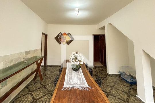 Casa à venda com 6 quartos, 300m² em Planalto, Belo Horizonte