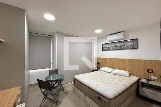Quarto   de kitnet/studio para alugar com 0 quarto, 28m² em Campo Belo, São Paulo