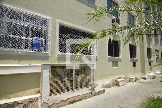 Placa Instalada de apartamento para alugar com 2 quartos, 50m² em Honório Gurgel, Rio de Janeiro