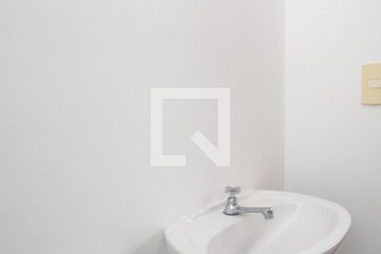 Banheiro de casa de condomínio à venda com 3 quartos, 99m² em Espírito Santo, Porto Alegre