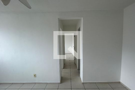 Corredor de apartamento para alugar com 2 quartos, 44m² em Honório Gurgel, Rio de Janeiro