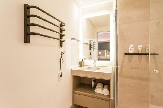 Banheiro de kitnet/studio para alugar com 1 quarto, 22m² em Itaim Bibi, São Paulo