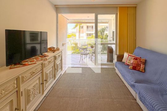 Sala de TV de apartamento para alugar com 2 quartos, 90m² em Jurerê, Florianópolis
