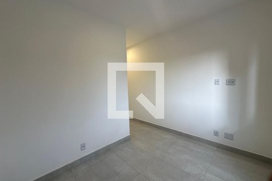 Quarto de apartamento para alugar com 2 quartos, 60m² em Outeiro de São Fernando, Barueri