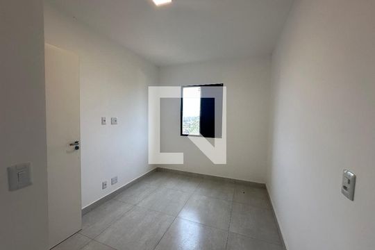 Quarto 2 de apartamento para alugar com 2 quartos, 57m² em Outeiro de São Fernando, Barueri