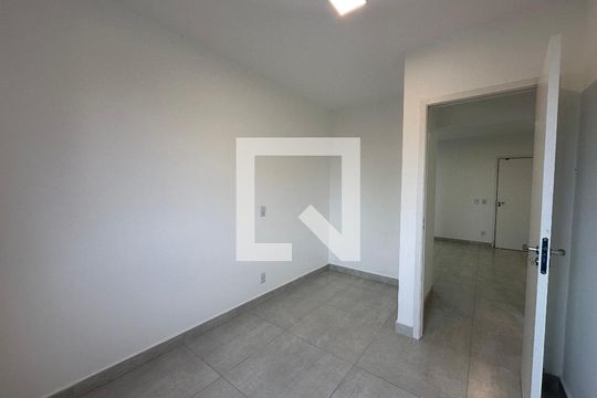 Quarto 2 de apartamento para alugar com 2 quartos, 57m² em Outeiro de São Fernando, Barueri