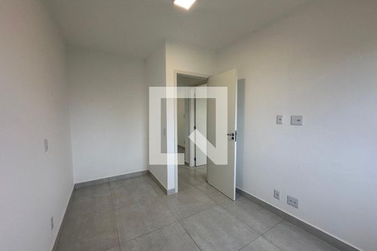 Quarto 2 de apartamento para alugar com 2 quartos, 57m² em Outeiro de São Fernando, Barueri