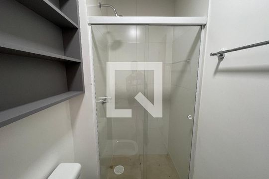 Banheiro de casa de condomínio para alugar com 1 quarto, 42m² em Granja Viana, Cotia