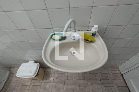 Banheiro - torneira de casa de condomínio à venda com 4 quartos, 270m² em Vila Conde do Pinhal, São Paulo