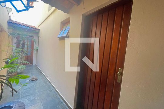 Corredor externo  de casa à venda com 3 quartos, 175m² em Vila Milton , Guarulhos