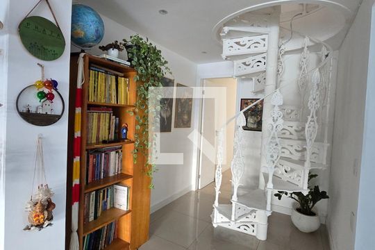 Sala de casa de condomínio à venda com 3 quartos, 230m² em Taquara, Rio de Janeiro