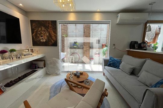Sala de casa de condomínio à venda com 3 quartos, 136m² em Caxingui, São Paulo