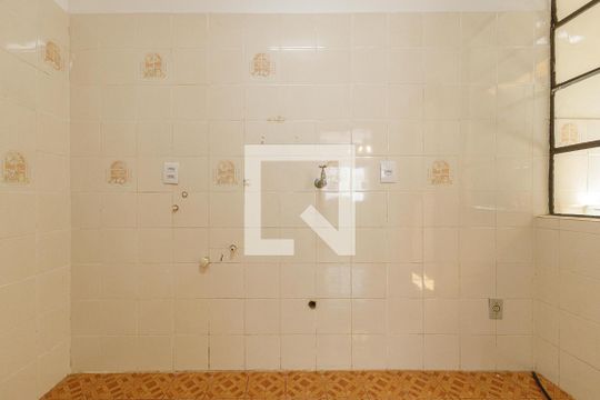 Cozinha  de apartamento à venda com 2 quartos, 51m² em Vila Ipiranga, Porto Alegre