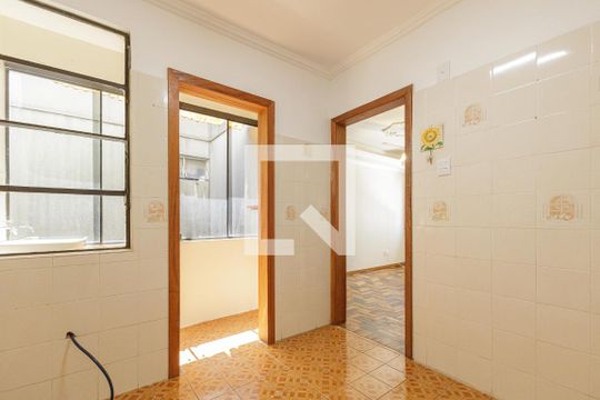 Cozinha  de apartamento à venda com 2 quartos, 51m² em Vila Ipiranga, Porto Alegre