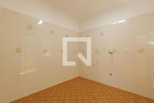 Cozinha  de apartamento à venda com 2 quartos, 51m² em Vila Ipiranga, Porto Alegre