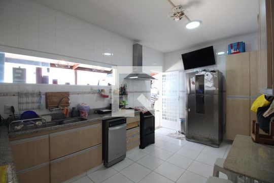 Cozinha de casa de condomínio para alugar com 4 quartos, 271m² em Jacarepaguá, Rio de Janeiro