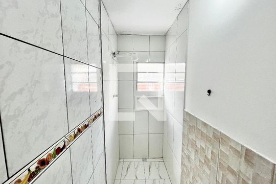 Banheiro de kitnet/studio para alugar com 1 quarto, 20m² em Vila Roque, São Paulo