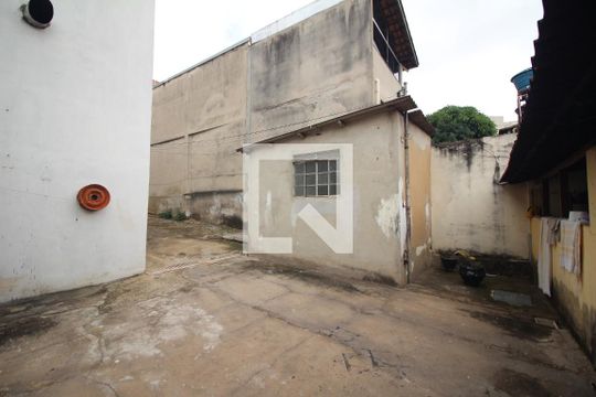 Quintal de casa à venda com 2 quartos, 105m² em Santa Cruz Industrial, Contagem