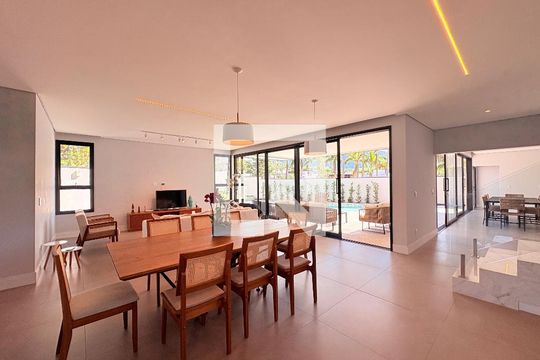 Sala de casa de condomínio à venda com 4 quartos, 500m² em Jardim Samambaia, Jundiaí