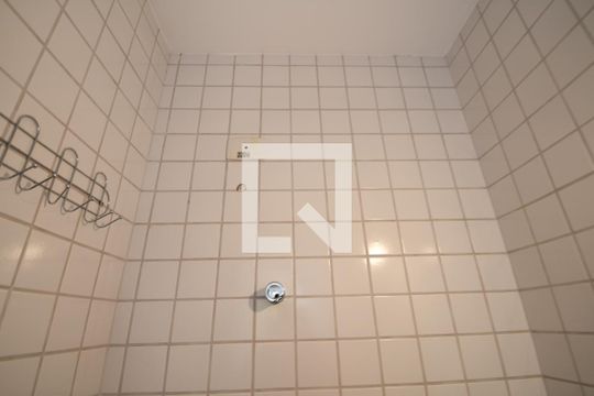 Banheiro de serviço de casa de condomínio à venda com 3 quartos, 415m² em Jardim das Palmeiras, Campinas