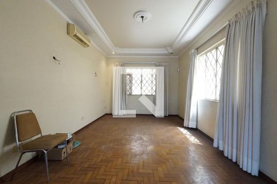 Casa à venda com 3 quartos, 250m² em Vila Monumento, São Paulo