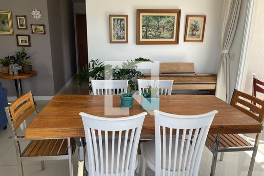 Sala de apartamento à venda com 2 quartos, 122m² em Camboinhas, Niterói