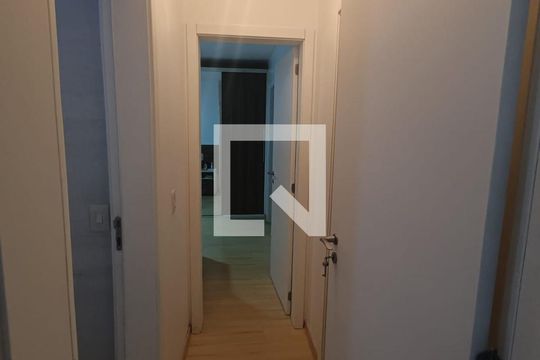 Corredor de apartamento para alugar com 2 quartos, 58m² em Glória, Porto Alegre