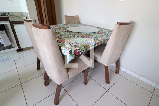 Sala de apartamento para alugar com 3 quartos, 80m² em Santa Mônica, Uberlândia