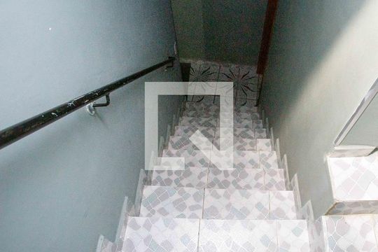 Escada de apartamento para alugar com 1 quarto, 45m² em Taboão, Diadema