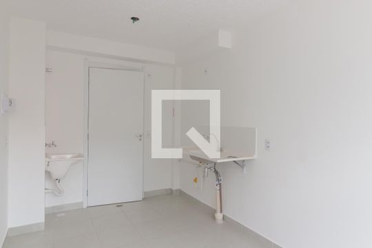 Sala/Cozinha de apartamento para alugar com 2 quartos, 32m² em Vila Carmosina, São Paulo
