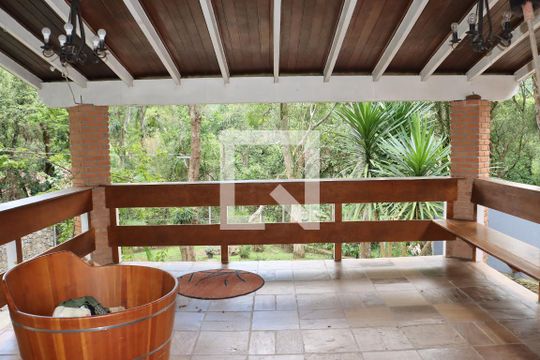 Casa para alugar com 4 quartos, 250m² em Chácaras Ana Lúcia, Embu das Artes