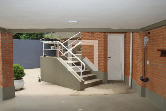 Casa para alugar com 4 quartos, 250m² em Chácaras Ana Lúcia, Embu das Artes