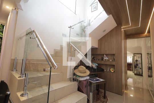 Escada de casa para alugar com 4 quartos, 335m² em Vila Sao Pedro, Santo André