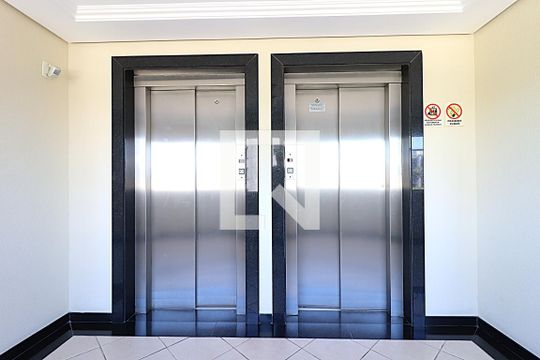 Área comum - Elevadores de apartamento para alugar com 1 quarto, 97m² em Moinhos de Vento, Porto Alegre