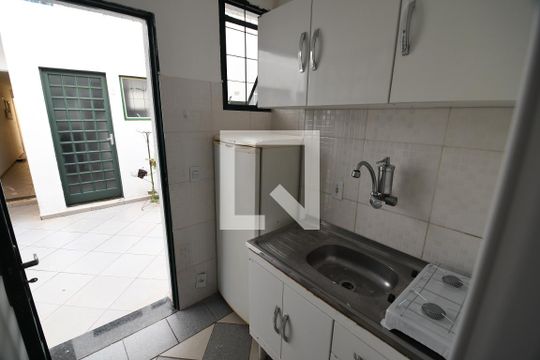 Cozinha de kitnet/studio para alugar com 1 quarto, 15m² em Cidade Universitária, Campinas