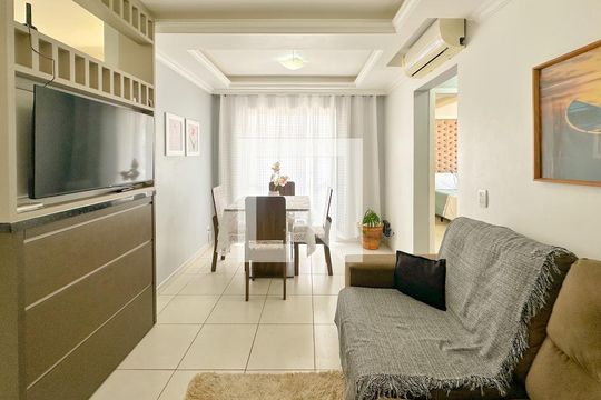 Sala de TV de apartamento para alugar com 2 quartos, 66m² em Canasvieiras, Florianópolis