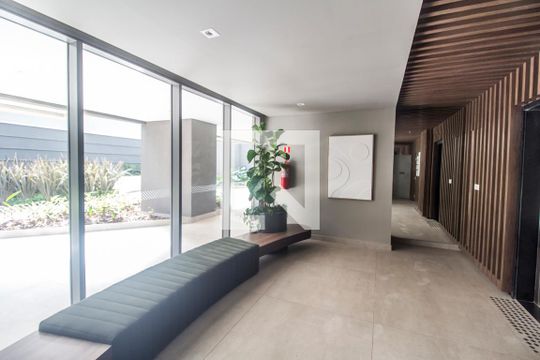 Hall de entrada de apartamento à venda com 1 quarto, 52m² em Alphaville Industrial, Barueri