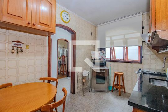 Casa para alugar com 4 quartos, 240m² em Santa Cecília, Porto Alegre