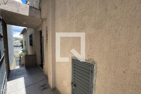 Corredor externo de kitnet/studio para alugar com 1 quarto, 28m² em Jardim Rosa de Franca, Guarulhos