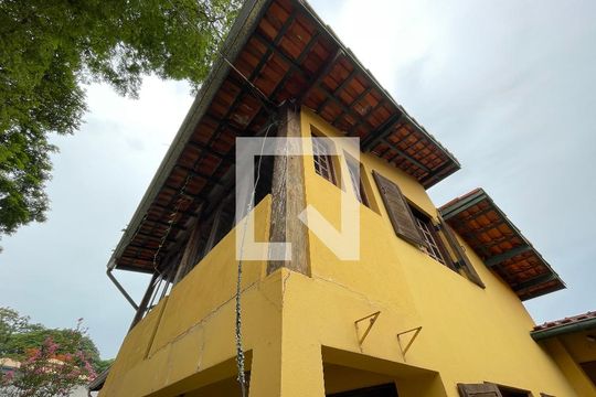 Fachada de casa de condomínio para alugar com 4 quartos, 581m² em Chácara Represinha, Cotia
