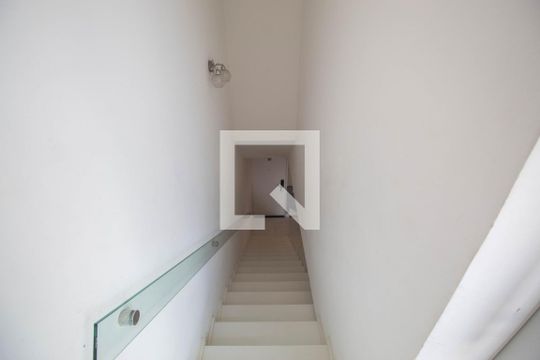 Escada de apartamento para alugar com 3 quartos, 265m² em Vila Irmaos Arnoni, São Paulo