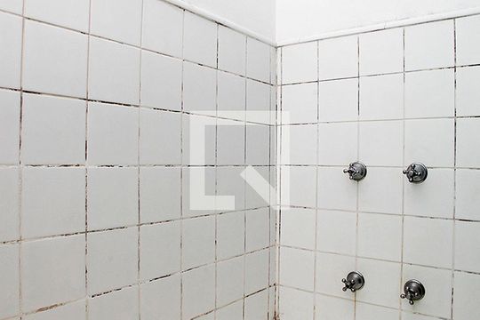 Banheiro de kitnet/studio para alugar com 1 quarto, 65m² em Bom Fim, Porto Alegre