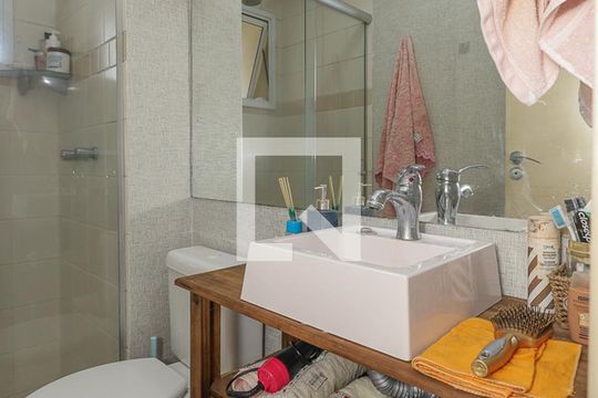 Banheiro da Suíte de apartamento à venda com 3 quartos, 90m² em Vila Ipiranga, Porto Alegre