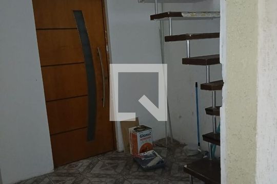 Escada de casa à venda com 6 quartos, 240m² em Vila Uniao (zona Leste), São Paulo