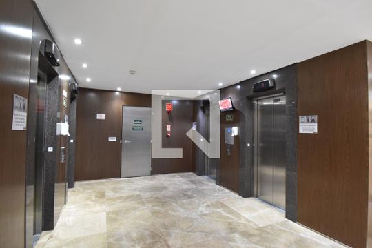 Hall de entrada de apartamento para alugar com 5 quartos, 85m² em Centro, Curitiba